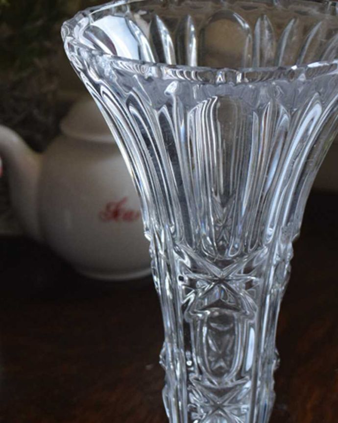 アンティーク 雑貨のガラス小物　アンティーク雑貨　アンティークガラスの雑貨、キレイなフラワーベース（花器）プレスドグラス。普段の生活にパッと華を添えてくれるアンティーク気軽に使えるアンティークのプレスドグラスの中で、もっとも英国らしいアイテムの花器。(pg-4239)