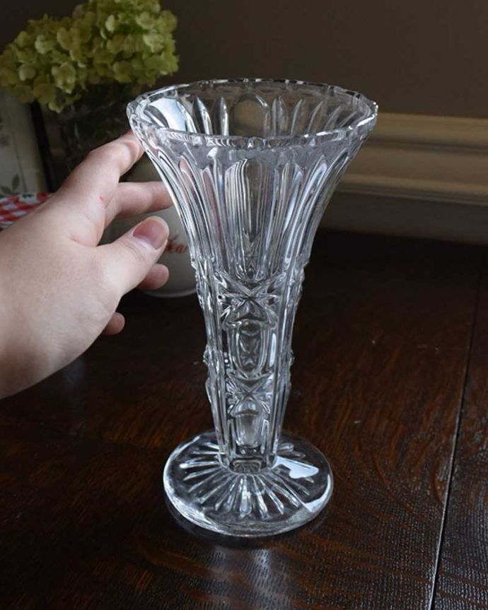 アンティーク 雑貨のガラス小物　アンティーク雑貨　アンティークガラスの雑貨、キレイなフラワーベース（花器）プレスドグラス。キラキラ輝く美しさ置いておくだけでも絵になるデザイン。(pg-4239)