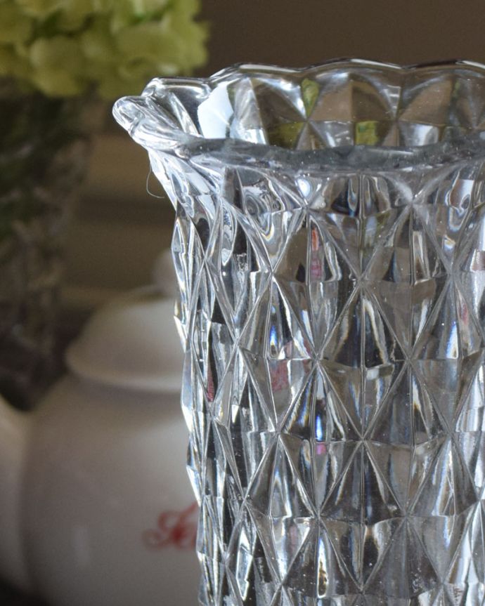 アンティーク 雑貨のガラス小物　アンティーク雑貨　ダイヤカットが一際輝くフラワーベース（花器）、英国輸入のアンティークプレスドグラス。光が入るとキラキラと輝きますサイズが大きなプレスドグラスは、より太陽の光を反射してキラキラと輝きます。(pg-4241)