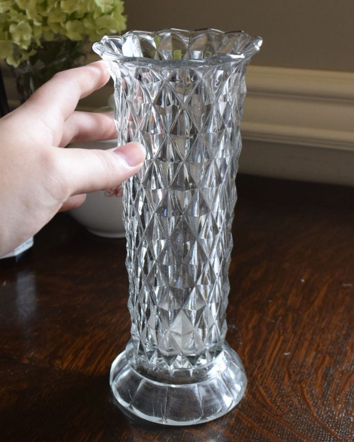 アンティーク 雑貨のガラス小物　アンティーク雑貨　ダイヤカットが一際輝くフラワーベース（花器）、英国輸入のアンティークプレスドグラス。置くだけで華やかな雰囲気大きなサイズの花器は、お家に1つは欲しいアイテム。(pg-4241)