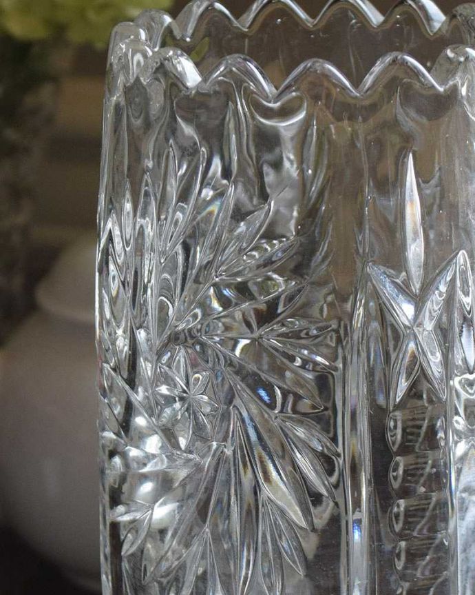 アンティーク 雑貨のガラス小物　アンティーク雑貨　縁どりのデザインも華やかなアンティークフラワーベース（プレスドグラス）。光が入るとキラキラと輝きますサイズが大きなプレスドグラスは、より太陽の光を反射してキラキラと輝きます。(pg-4242)