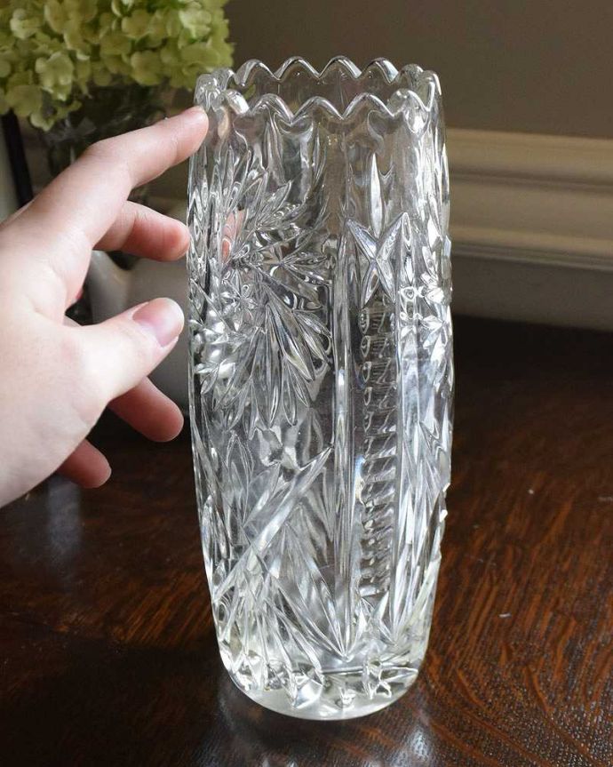 アンティーク 雑貨のガラス小物　アンティーク雑貨　縁どりのデザインも華やかなアンティークフラワーベース（プレスドグラス）。置くだけで華やかな雰囲気大きなサイズの花器は、お家に1つは欲しいアイテム。(pg-4242)