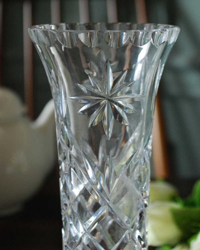 アンティーク 雑貨のガラス小物　アンティーク雑貨　縁どりのカッティングがキラキラ輝く、アンティークフラワーベース（プレスドグラス）。普段の生活にパッと華を添えてくれるアンティーク気軽に使えるアンティークのプレスドグラスの中で、もっとも英国らしいアイテムの花器。(pg-4243)
