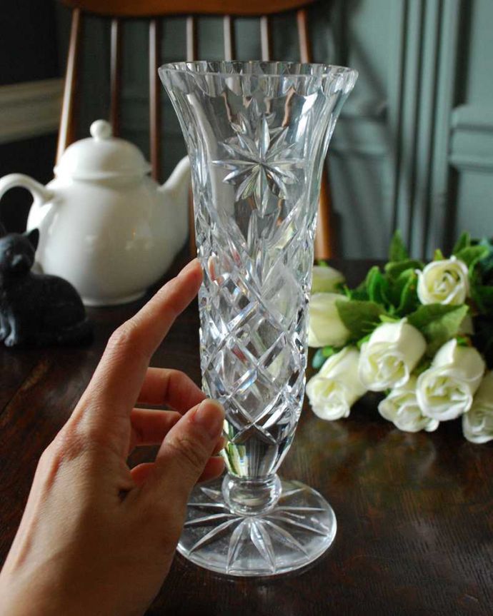 アンティーク 雑貨のガラス小物　アンティーク雑貨　縁どりのカッティングがキラキラ輝く、アンティークフラワーベース（プレスドグラス）。キラキラ輝く美しさ置いておくだけでも絵になるデザイン。(pg-4243)
