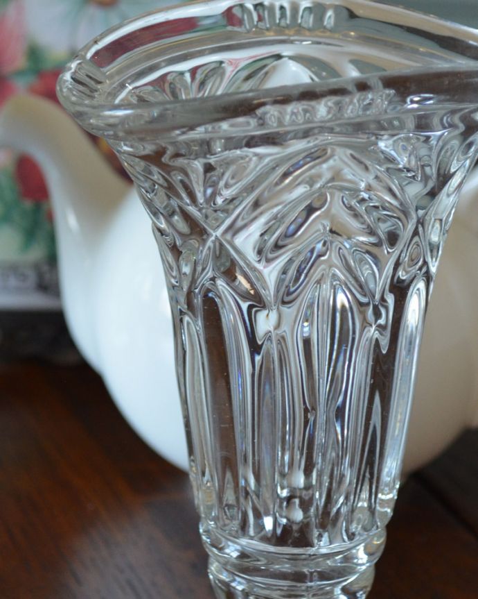 アンティーク 雑貨のガラス小物　アンティーク雑貨　カッティングが美しいフラワーベース、アンティークプレスドグラス（花器）。普段の生活にパッと華を添えてくれるアンティーク気軽に使えるアンティークのプレスドグラスの中で、もっとも英国らしいアイテムの花器。(pg-4244)