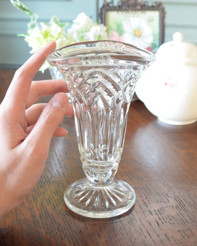 アンティーク 雑貨のガラス小物　アンティーク雑貨　カッティングが美しいフラワーベース、アンティークプレスドグラス（花器）。キラキラ輝く美しさ置いておくだけでも絵になるデザイン。(pg-4244)