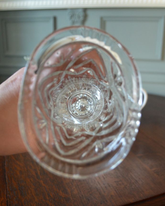 アンティーク 雑貨のガラス小物　アンティーク雑貨　カッティングが美しいフラワーベース、アンティークプレスドグラス（花器）。上から見て中をチェックアンティークなので多少の欠けやキズがある場合がありますが、使用上問題ありませんのでご了承下さい。(pg-4244)