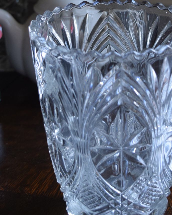 アンティーク 雑貨のガラス小物　アンティーク雑貨　アンティークガラスのフラワーベース、カッティングが美しい素敵なプレスドグラス。普段の生活にパッと華を添えてくれるアンティーク気軽に使えるアンティークのプレスドグラスの中で、もっとも英国らしいアイテムの花器。(pg-4245)