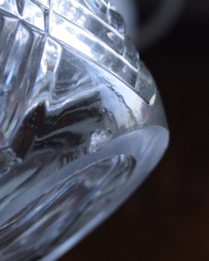 アンティーク 雑貨のガラス小物　アンティーク雑貨　アンティークガラスのフラワーベース、カッティングが美しい素敵なプレスドグラス。カケがあるのでSALE価格ですカケがありました。(pg-4245)