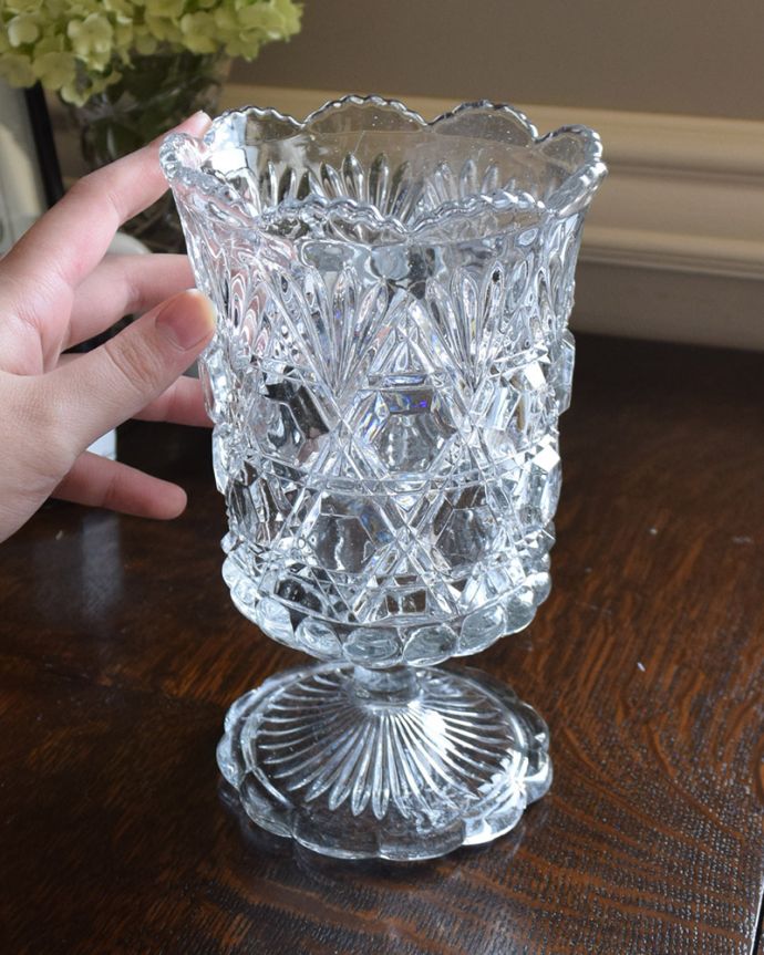 アンティーク 雑貨のガラス小物　アンティーク雑貨　脚付きのカッティングが華やかなフラワーベース（アンティークプレスドグラス）。置いておくだけで華やかな存在感です。(pg-4246)