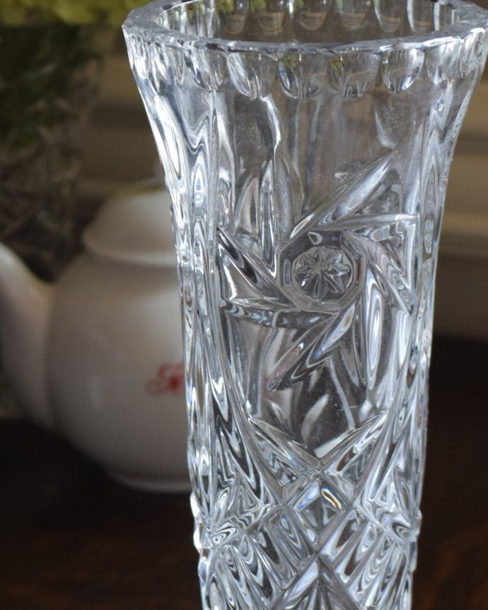 アンティーク 雑貨のガラス小物　アンティーク雑貨　縁どりのカッティングが美しいアンティークプレスドグラス（花器）。アンティークのため、多少の欠け・傷がある場合がありますが、使用上問題はありませんので、ご了承下さい。(pg-4247)