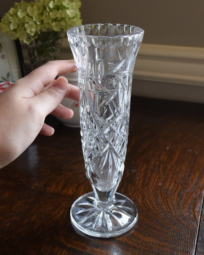 アンティーク 雑貨のガラス小物　アンティーク雑貨　縁どりのカッティングが美しいアンティークプレスドグラス（花器）。飾るだけで絵になる美しさ。(pg-4247)