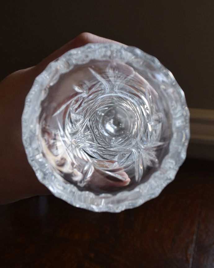 アンティーク 雑貨のガラス小物　アンティーク雑貨　縁どりのカッティングが美しいアンティークプレスドグラス（花器）。上から見るとこんな感じです。(pg-4247)