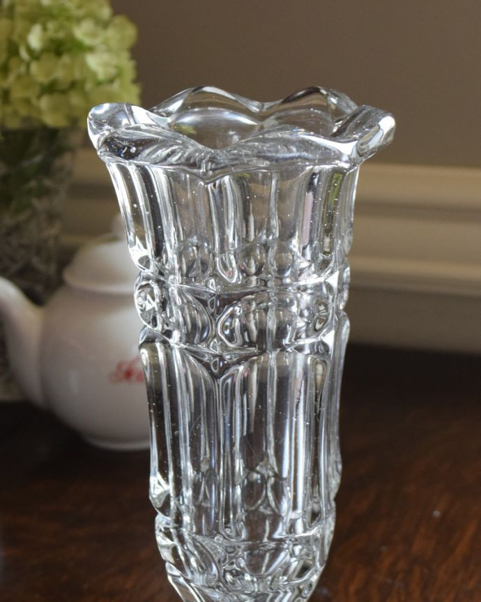 アンティーク 雑貨のガラス小物　アンティーク雑貨　縁どりのカッティングが優しいアンティークプレスドグラス（ガラスのフラワーベース）。普段の生活にパッと華を添えてくれるアンティーク気軽に使えるアンティークのプレスドグラスの中で、もっとも英国らしいアイテムの花器。(pg-4248)