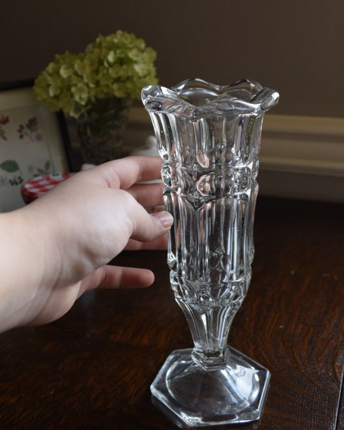 アンティーク 雑貨のガラス小物　アンティーク雑貨　縁どりのカッティングが優しいアンティークプレスドグラス（ガラスのフラワーベース）。キラキラ輝く美しさ置いておくだけでも絵になるデザイン。(pg-4248)