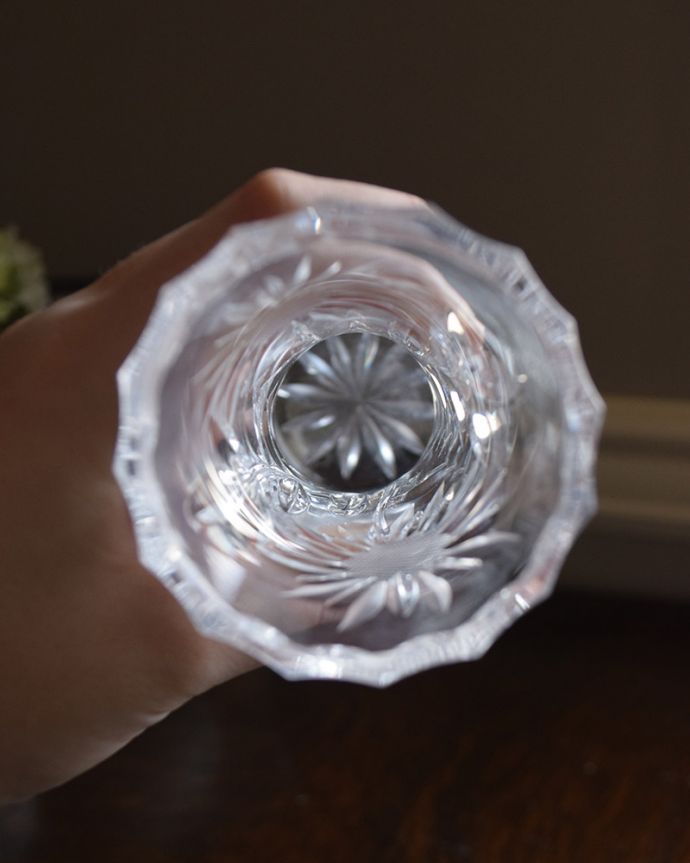 アンティーク 雑貨のガラス小物　アンティーク雑貨　美しいお花が刻まれたアンティーク プレスドグラス（フラワーベース）。上から見るとこんな感じです。(pg-4249)