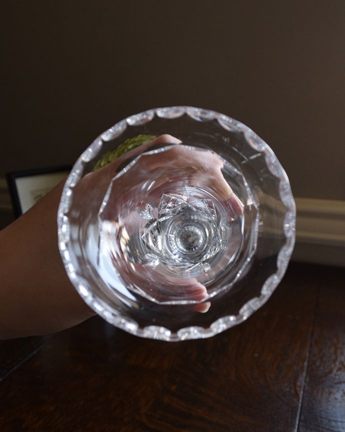 アンティーク 雑貨のガラス小物　アンティーク雑貨　レースカットがきらきら輝く美しいアンティークフラワーベース（一輪挿し）プレスドグラス。上から見るとこんな感じです。(pg-4251)