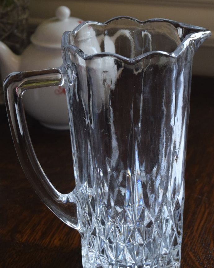 アンティーク 雑貨のガラス小物　アンティーク雑貨　縁どりが可愛い、持ち手付きのガラスピッチャー（アンティークプレスドグラス）。英国の家庭には必ずあるウォータージャグアルコールを飲まない人のためにテーブルの中央にお水を置いて置かれていたウォータージャグ。(pg-4256)
