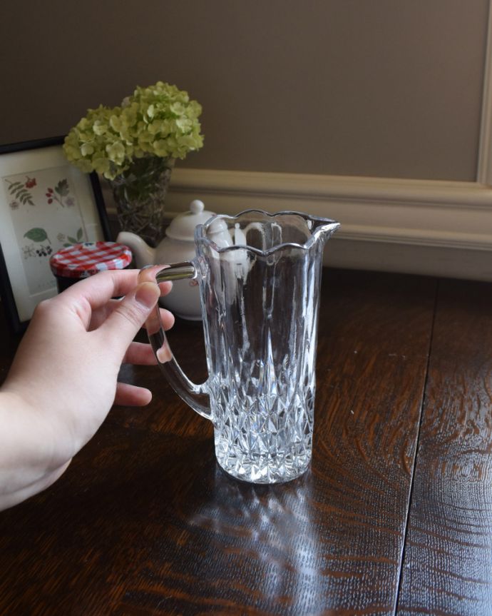 アンティーク 雑貨のガラス小物　アンティーク雑貨　縁どりが可愛い、持ち手付きのガラスピッチャー（アンティークプレスドグラス）。いろんな使い方が出来ます飲み物を入れるのはもちろんフラワーベースとしても使いやすい便利なサイズです。(pg-4256)