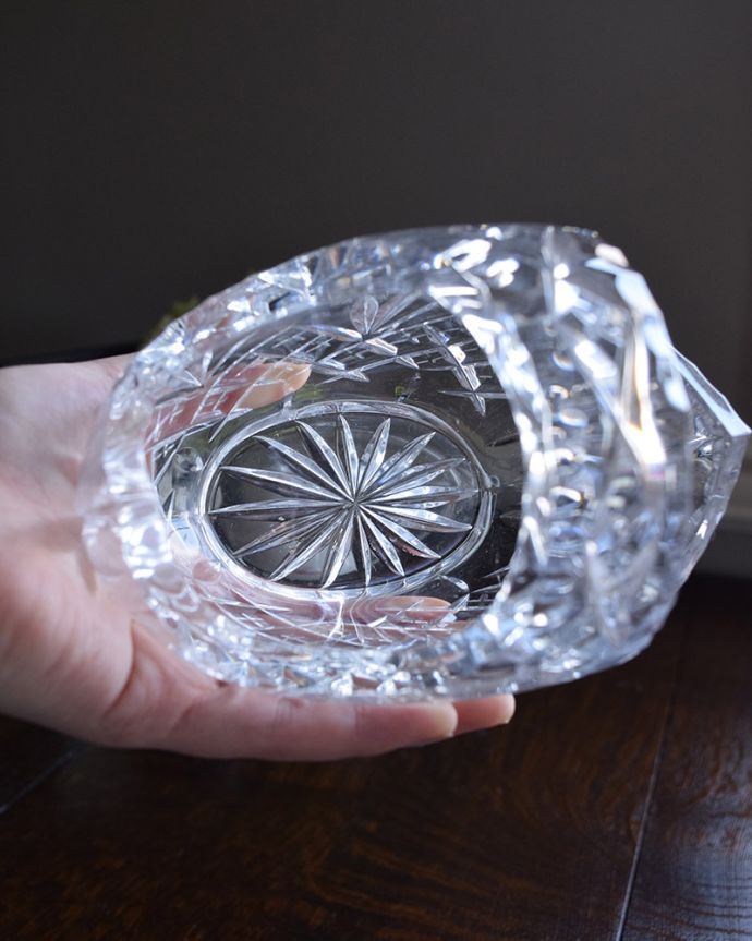 アンティーク 雑貨のガラス小物　アンティーク雑貨　アンティーク、プレスドグラスの小さなガラスバスケット。上から見るとこんな感じです。(pg-4259)