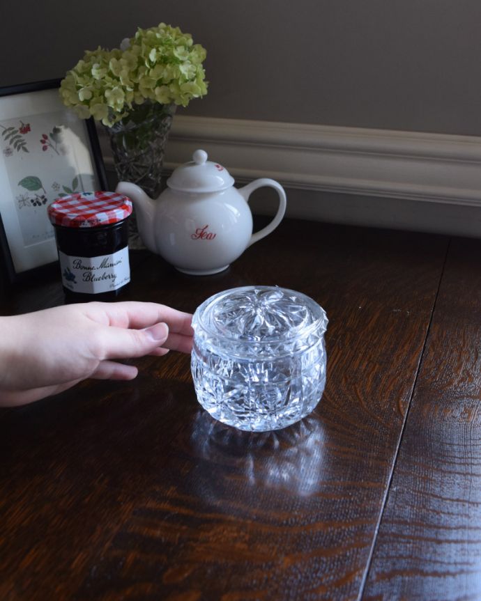 アンティーク 雑貨のガラス小物　アンティーク雑貨　お花のカッティングが可愛い、フタ付きアンティークガラスケース（プレスドグラス）。どこに置いても華やかなガラスのケースです。(pg-4265)