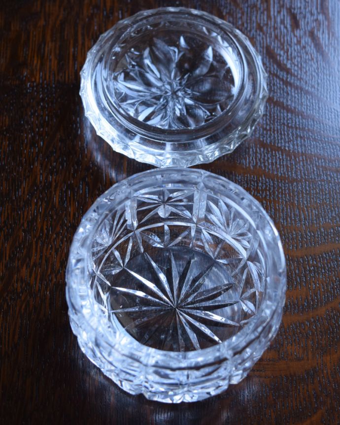 アンティーク 雑貨のガラス小物　アンティーク雑貨　お花のカッティングが可愛い、フタ付きアンティークガラスケース（プレスドグラス）。光に当たるときらきら輝きます。(pg-4265)