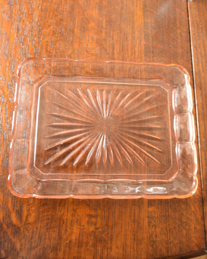 アンティーク 雑貨のガラス小物　アンティーク雑貨　サーモンピンクの華やかなガラスプレート（トレー）アンティークプレスドグラス。上から見ても美しいカッティングです。(pg-4266)