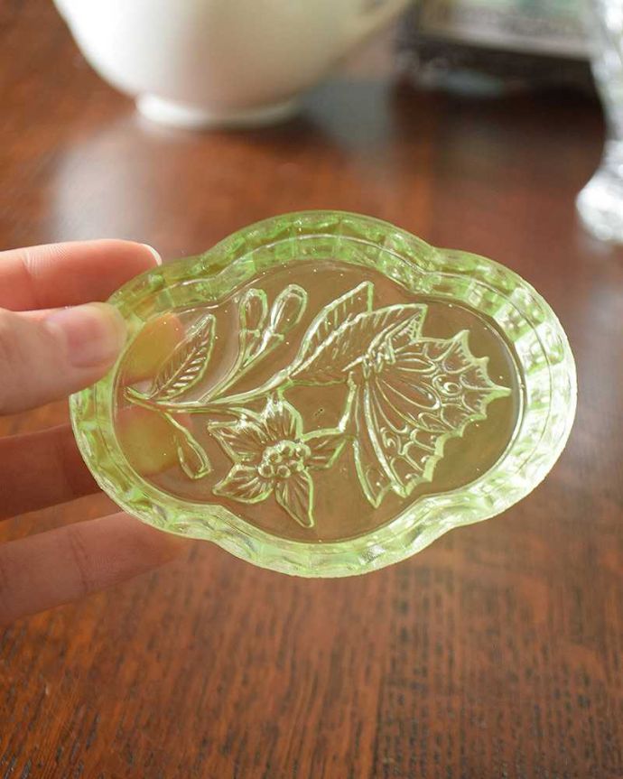 アンティーク 雑貨のガラス小物　アンティーク雑貨　蝶とお花がデザインされた可愛いガラストレー（アンティークプレスドグラス）。上から見ても美しいデザインです。(pg-4267)