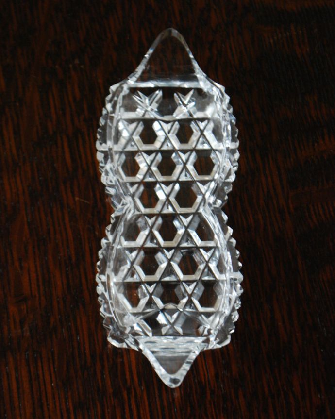 アンティーク 雑貨のガラス小物　アンティーク雑貨　ビーンズ型のトレイ　可愛いアンティークガラス　 プレスドグラス 。アンティークのため、多少の欠け・傷がある場合がありますが、使用上問題はありませんので、ご了承下さい。(pg-4268)