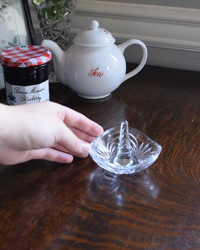 アンティーク 雑貨のガラス小物　アンティーク雑貨　かたちも、カッティングもお洒落なアンティークガラスのリングスタンド（プレスドグラス）。ガラスでできたリングスタンド。(pg-4271)