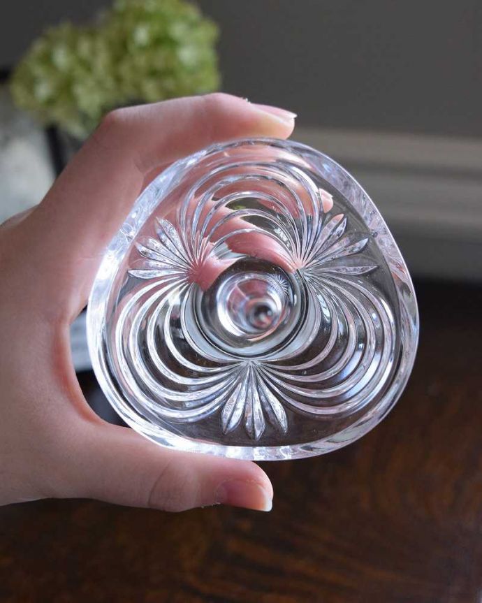 アンティーク 雑貨のガラス小物　アンティーク雑貨　かたちも、カッティングもお洒落なアンティークガラスのリングスタンド（プレスドグラス）。上から見ても美しいカッティングです。(pg-4271)