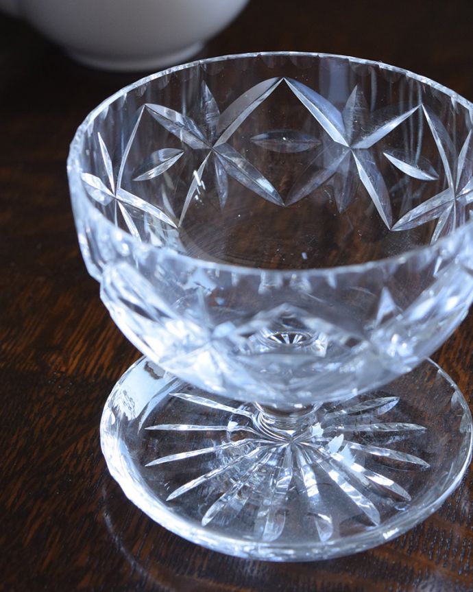 アンティーク 雑貨のガラス小物　アンティーク雑貨　食卓を華やかに彩るアンティークプレスドグラス（デザートグラス）。食事の時間を楽しく過ごすために作られた器貴重だったガラスがプレスドグラスの発達によって気軽に手に入るようになった時代に作られたテーブルウェア。(pg-4275)