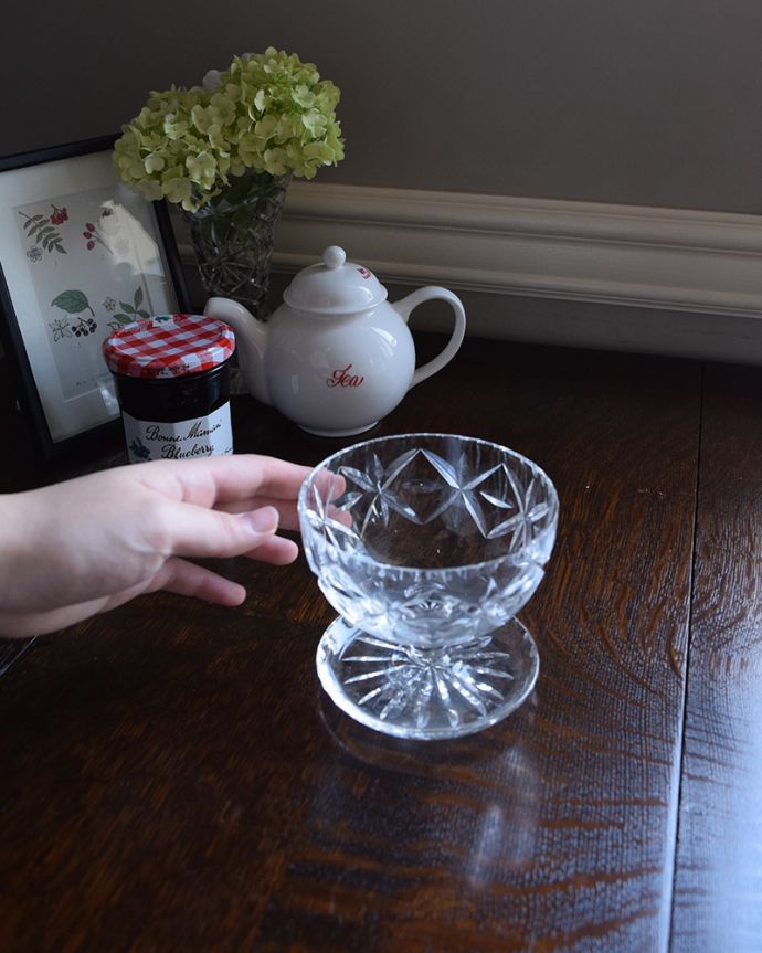 アンティーク 雑貨のガラス小物　アンティーク雑貨　食卓を華やかに彩るアンティークプレスドグラス（デザートグラス）。いろいろ便利に使えます食卓で使うのはもちろん、お花を浮かべたり、花器代わりに使ったりと自分だけの使い方を楽しんで下さい。(pg-4275)