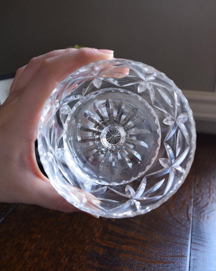 アンティーク 雑貨のガラス小物　アンティーク雑貨　食卓を華やかに彩るアンティークプレスドグラス（デザートグラス）。上から見るとこんな感じです。(pg-4275)