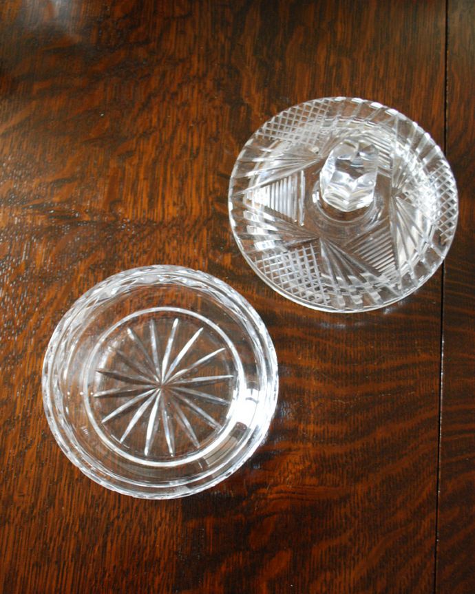 アンティーク 雑貨のガラス小物　アンティーク雑貨　クリスタルカットが美しい持ち手付き、アンティークのプレスドグラスのガラスケース。上から見るとこんな感じです。(pg-4276)