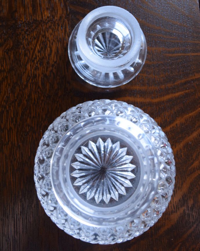 アンティーク 雑貨のガラス小物　アンティーク雑貨　フタ付きの輝くアンティークガラスケース、プレスドグラスの小物入れ。上から見るとこんな感じです。(pg-4278)