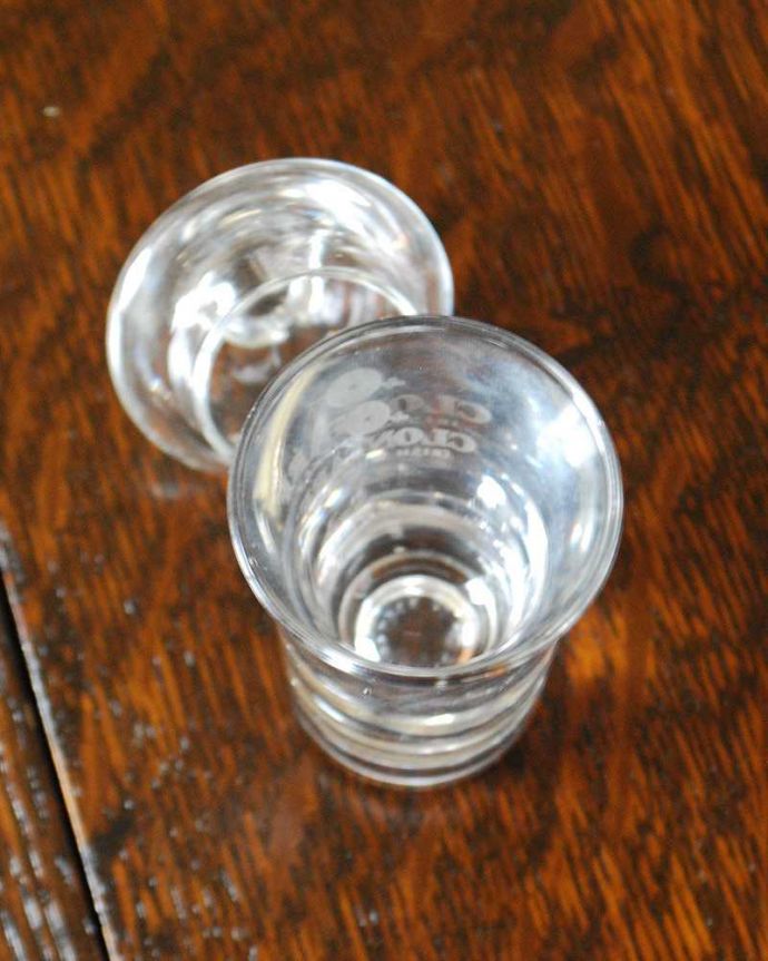 アンティーク 雑貨のガラス小物　アンティーク雑貨　アンティークのプレスドグラス、蓋付きのウィスキーのショットグラス。上から見るとこんな感じです。(pg-4279)