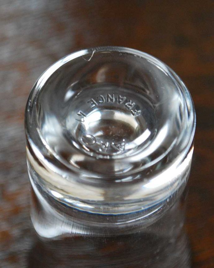 アンティーク 雑貨のガラス小物　アンティーク雑貨　アンティークのプレスドグラス、蓋付きのウィスキーのショットグラス。フランスとロゴが付いていますが、イギリスで買い付けたものです。(pg-4279)