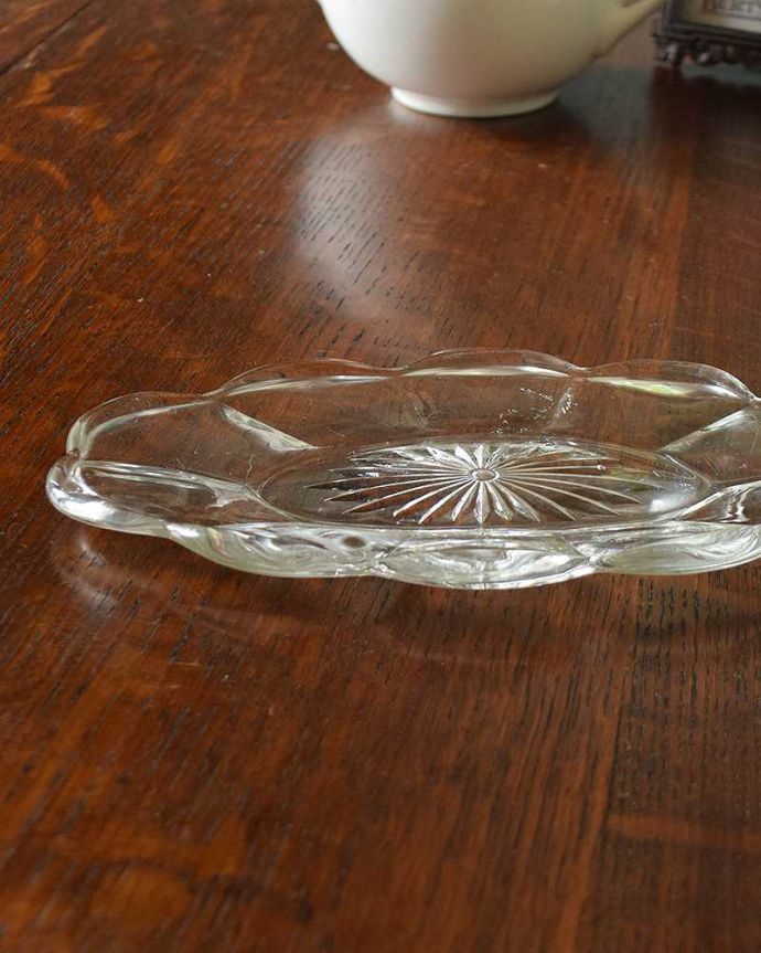 アンティーク 雑貨のガラス小物　アンティーク雑貨　お花のかたちが可愛いガラスプレート、アンティークプレスドグラストレー。アンティークのため、多少の欠け・傷がある場合がありますが、使用上問題はありませんので、ご了承下さい。(pg-4280)
