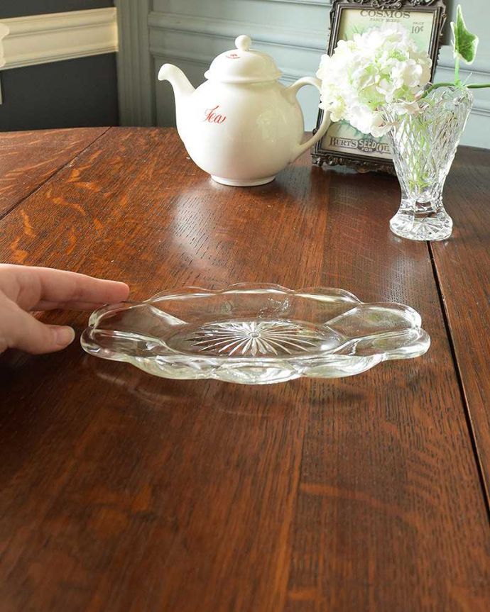 アンティーク 雑貨のガラス小物　アンティーク雑貨　お花のかたちが可愛いガラスプレート、アンティークプレスドグラストレー。可愛い形がテーブルのアクセントになります。(pg-4280)