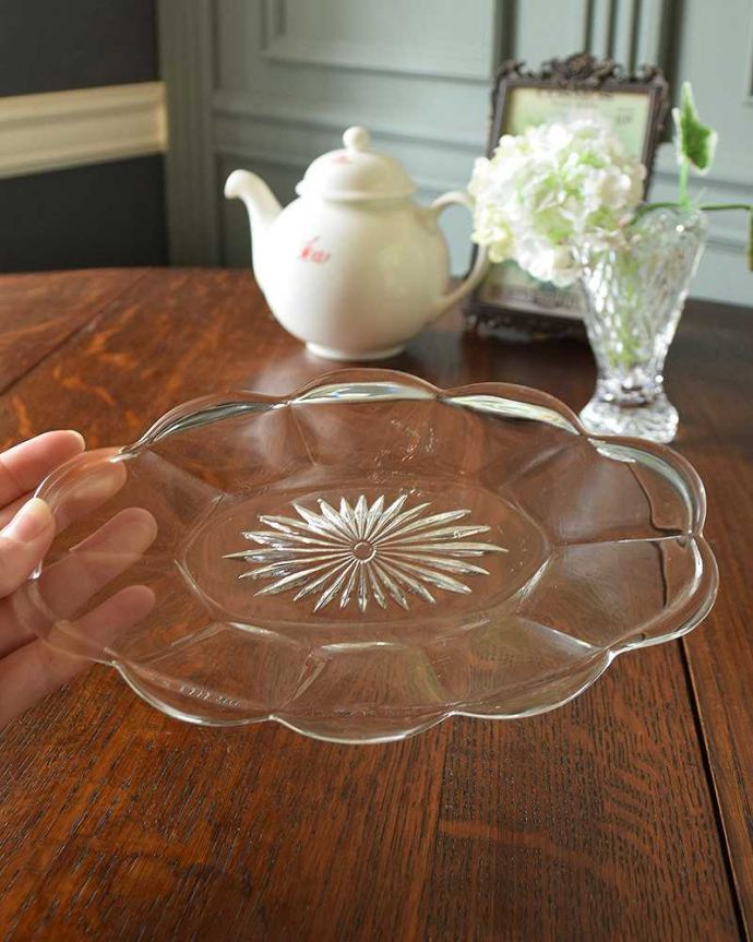 アンティーク 雑貨のガラス小物　アンティーク雑貨　お花のかたちが可愛いガラスプレート、アンティークプレスドグラストレー。上から見るとこんな感じです。(pg-4280)