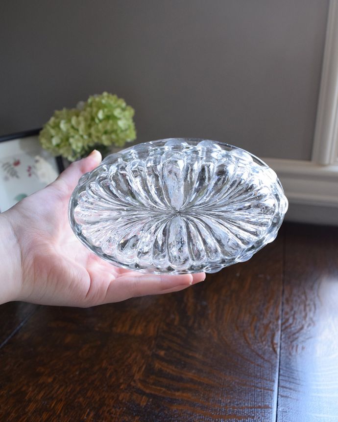 アンティーク 雑貨のガラス小物　アンティーク雑貨　美しいゼリーができるアンティークプレスドグラスゼリーモールド(プレスドグラス) 。きらきら輝くデザインなので、キッチンに置いておくだけで華やかです。(pg-4282)