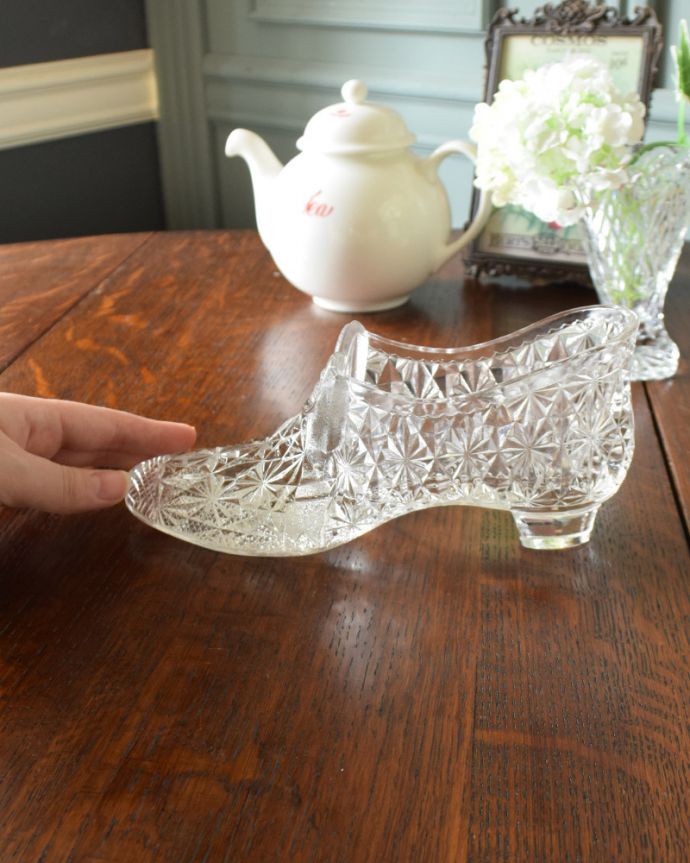 アンティーク 雑貨のガラス小物　アンティーク雑貨　大きなリボンが付いた輝くガラスの靴、アンティークプレスドグラス。どこに飾っても美しいガラスのオブジェです。(pg-4283)