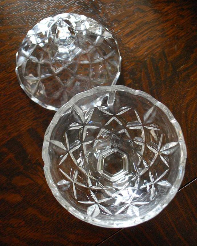 アンティーク 雑貨のガラス小物　アンティーク雑貨　ドームみたいなアンティークプレスドグラスのガラスケース(パフボール)。蓋を開けても美しいカッティングです。(pg-4284)