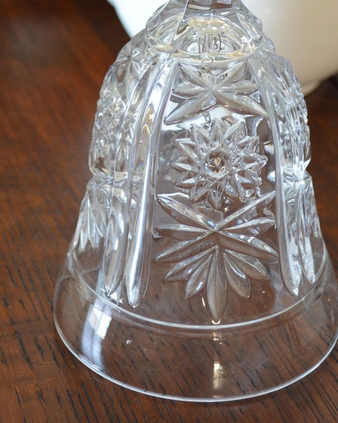 アンティーク 雑貨のガラス小物　アンティーク雑貨　輝きが美しいクリアガラスのディナーベル、お花のカッティングが美しいアンティークプレスドグラス。装飾も美しいガラスで出来たベル使用人を呼ぶために日常的に使われていたベル。(pg-4287)