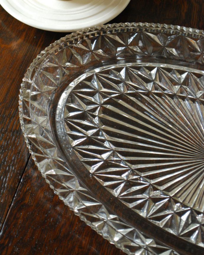 アンティーク 雑貨のガラス小物　アンティーク雑貨　食卓を華やかに彩る大きなガラスプレート（アンティークプレスドグラス）。光に当たるときらきら美しいカッティングです。(pg-4288)