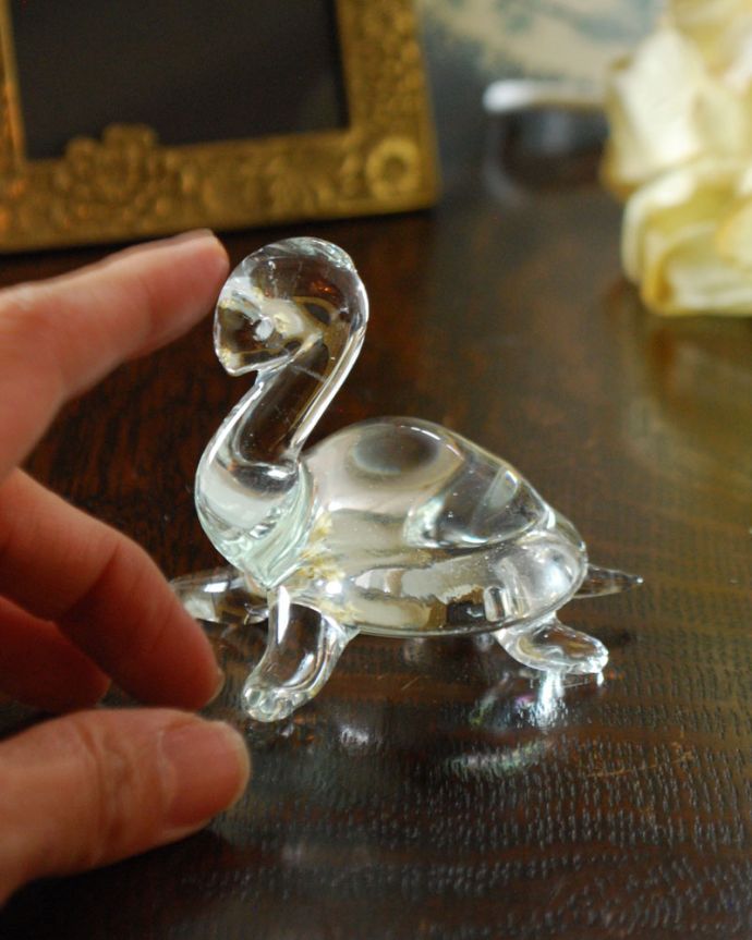 アンティーク 雑貨のガラス小物　アンティーク雑貨　ガラスでできた小さなオブジェ、アンティークプレスドグラス（カメ）。どこにでも飾れる手乗りサイズです。(pg-4290)