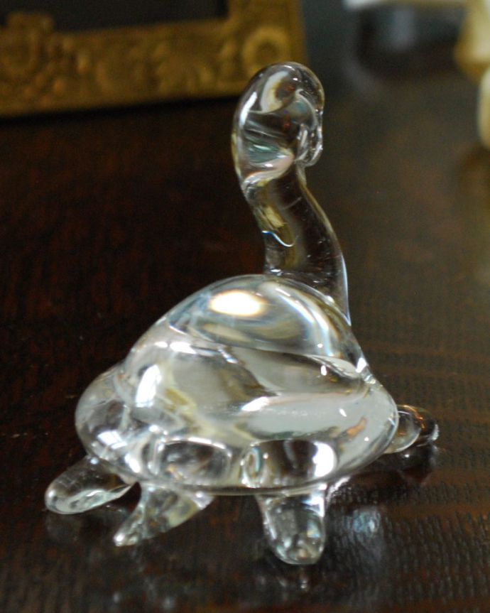 アンティーク 雑貨のガラス小物　アンティーク雑貨　ガラスでできた小さなオブジェ、アンティークプレスドグラス（カメ）。後ろ姿も可愛いオブジェです。(pg-4290)