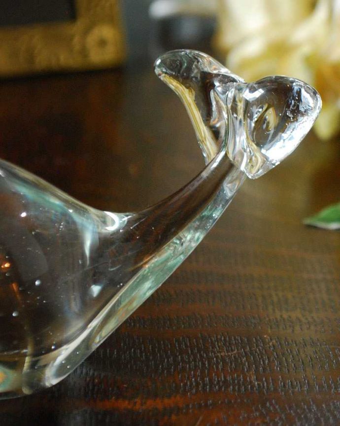 アンティーク 雑貨のガラス小物　アンティーク雑貨　アンティークガラスのオブジェ、アンティークプレスドグラス（くじら）。美しく輝くガラスのオブジェキラキラと輝くガラスのオブジェはどこに置いても華やかな存在感です。(pg-4291)