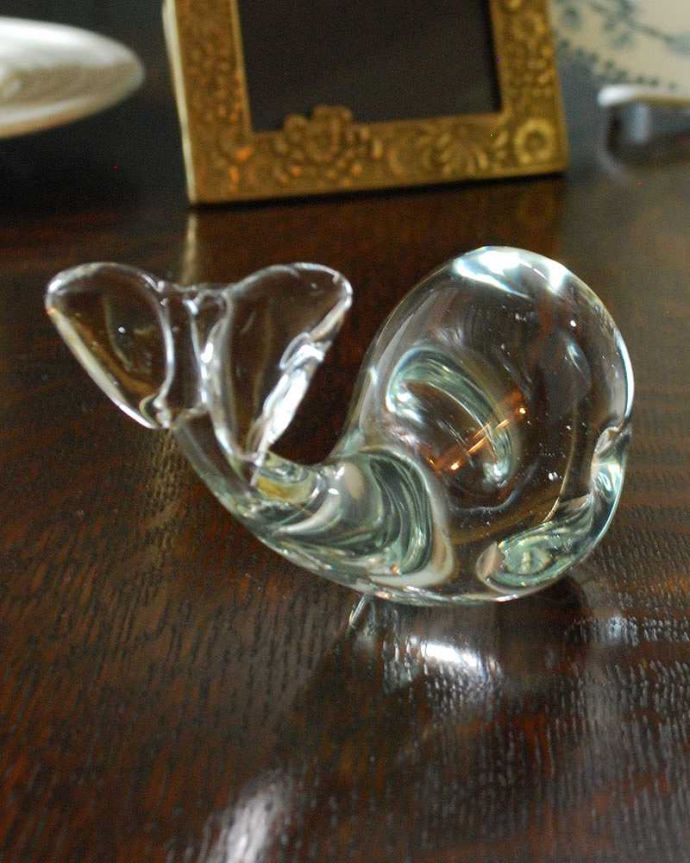 アンティーク 雑貨のガラス小物　アンティーク雑貨　アンティークガラスのオブジェ、アンティークプレスドグラス（くじら）。後ろ姿も可愛いオブジェです。(pg-4291)